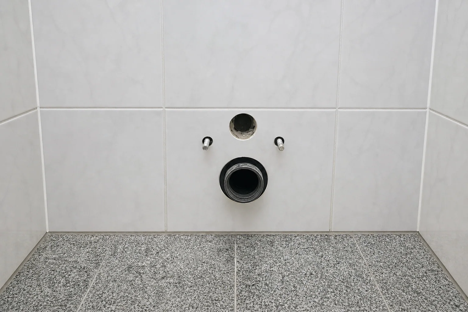 Geschlossene und neu verflieste WC-Vorwand nach der Reparatur in Hannover