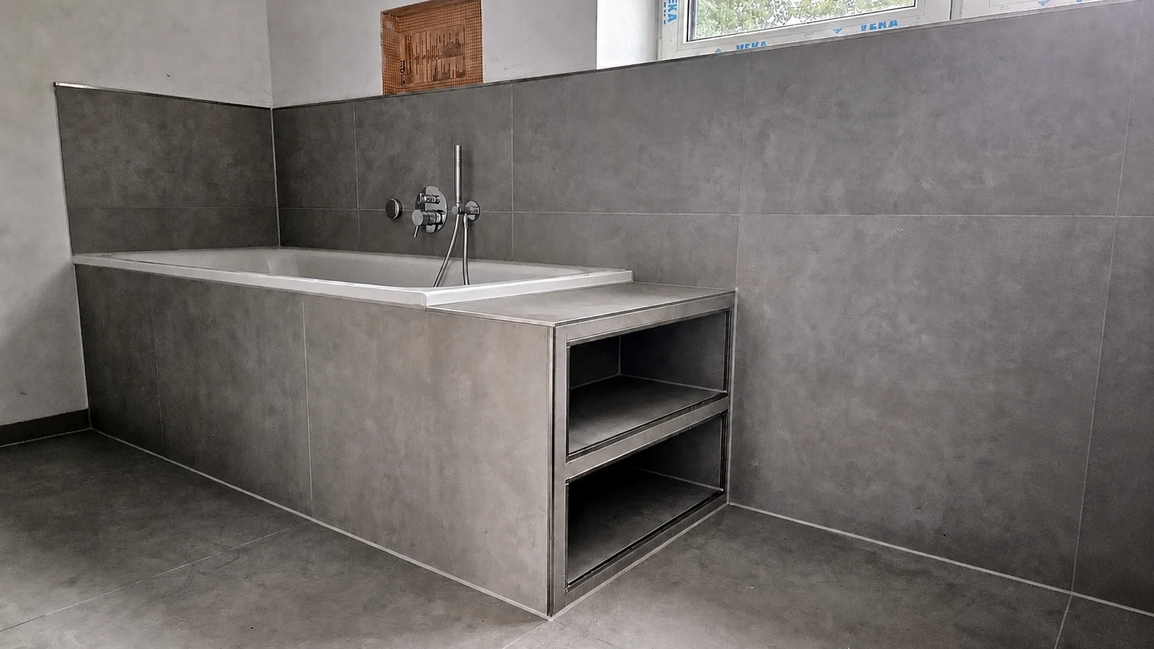 Ausgeführtes Badezimmer mit 80x80 cm großen Fliesen