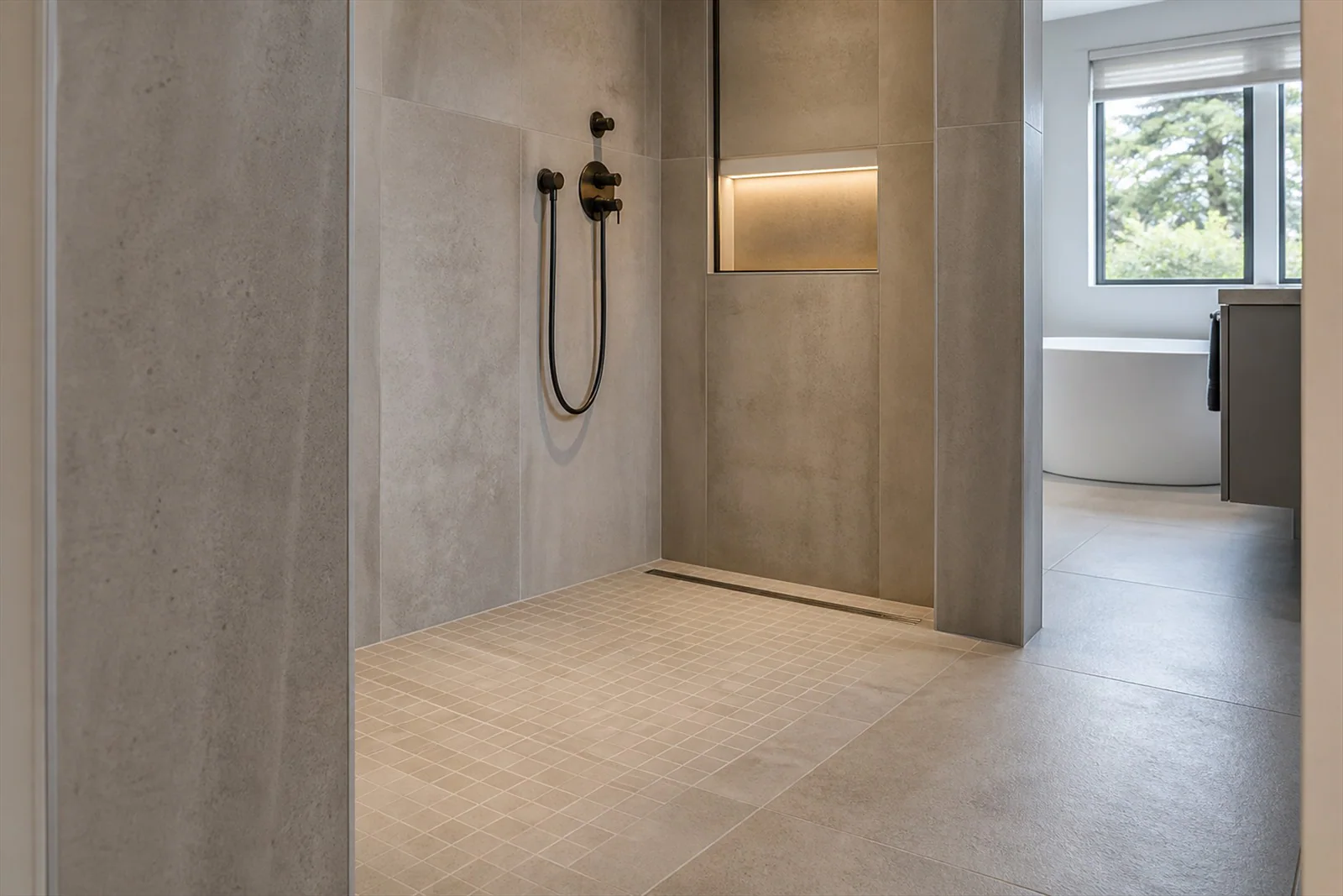 Bodengleiche geflieste Dusche in einem modernen Badezimmer in Hannover